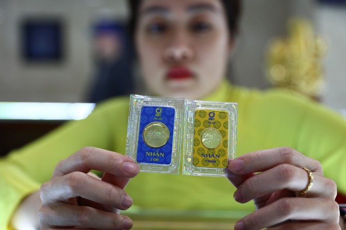 Giá vàng chững lại khi nhà đầu tư chuyển sang giữ USD