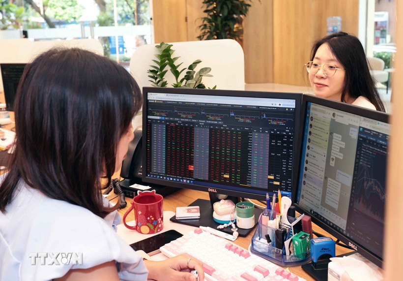 VN-Index phục hồi gần 24 điểm sau cú sốc giảm sâu nhất lịch sử