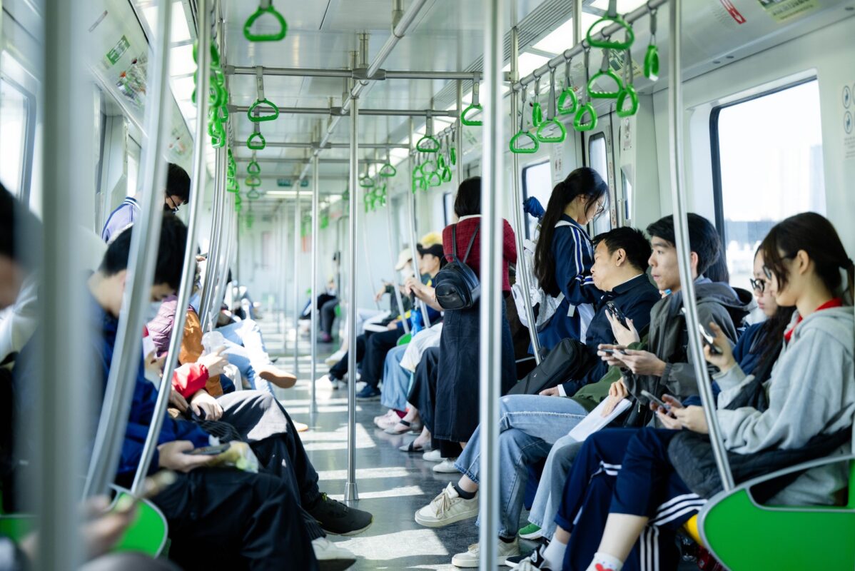 Giá xăng dầu biến động, người dân Hà Nội – TP.HCM rủ nhau bỏ xe cá nhân, chuyển sang di chuyển bằng tàu điện và xe buýt