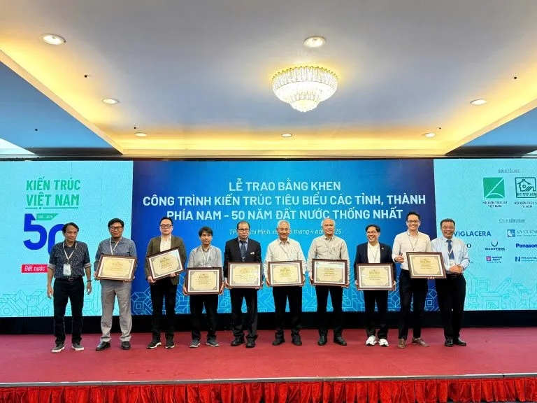 KTS. Nguyễn Trung Kiên (đứng thứ ba từ trái qua) nhận Bằng khen Công trình Kiến trúc tiêu biểu các tỉnh, thành phía Nam - 50 năm Đất nước Thống nhất