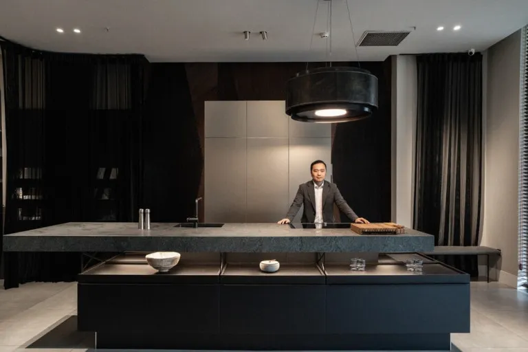 KTS Vương Đạo Hoàng tại showroom của EUDS cùng với mẫu bếp +MODO