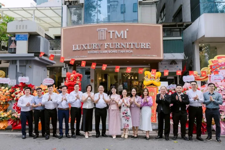 Ban lãnh đạo TMI và các đối tác chụp ảnh kỷ niệm
