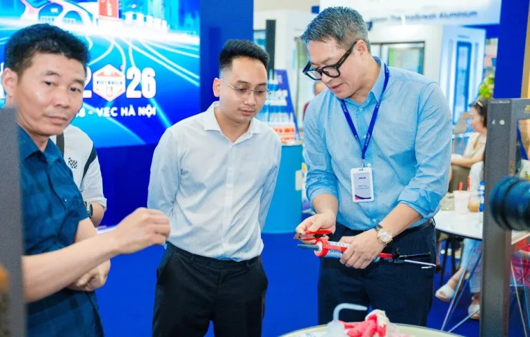 Không gian trưng bày của Apollo được thiết kế để khách hình dung rõ hơn về vai trò của vật liệu trong tổng thể vận hành công trình. (Ảnh: Tập đoàn Apollo)