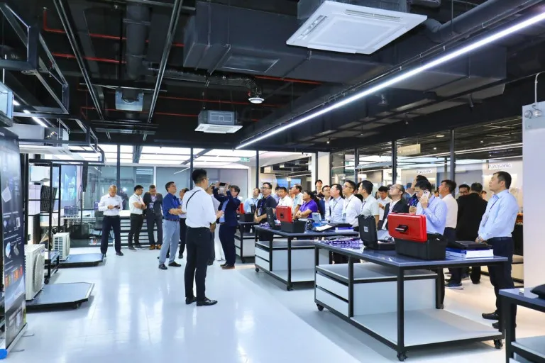 Khách hành trải nghiệm không gian trưng bày công nghệ tích hợp thử nghiệm - phát triển sản phẩm