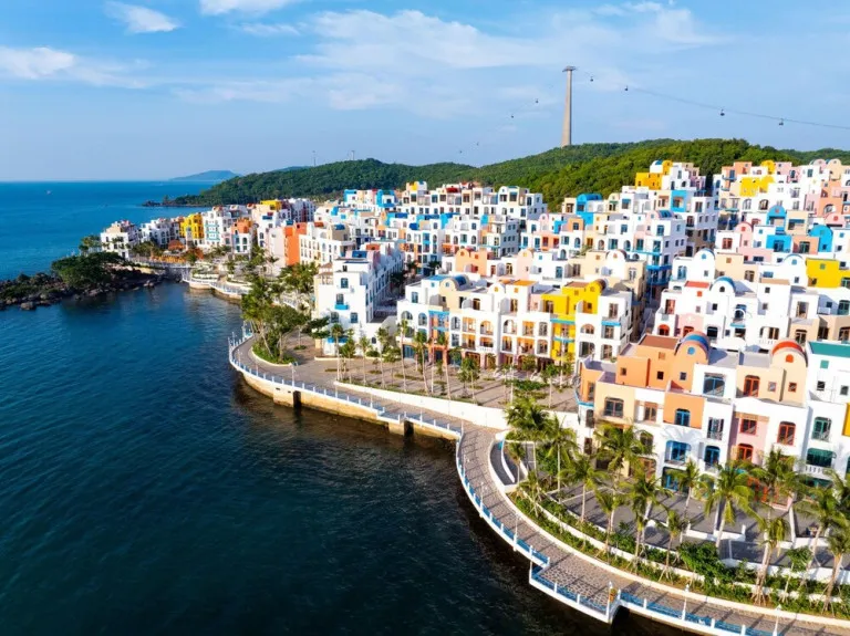 Vẻ đẹp Santorini được tái hiện qua chất liệu nhiệt đới trong thiết kế của 10 Design tại Hòn Thơm.