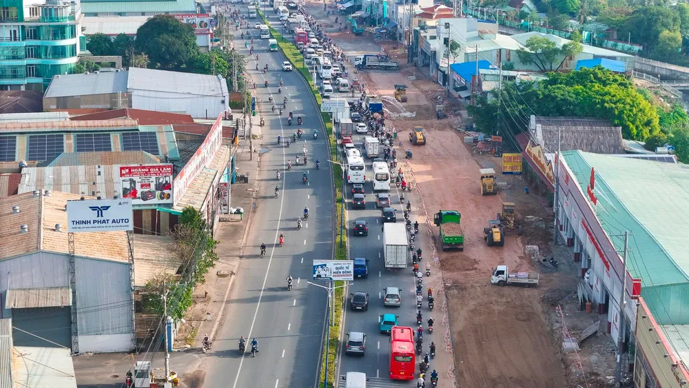 Hình ảnh tuyến đường QL13 đang được khẩn trương thi công kịp về đích đúng tiến độ.