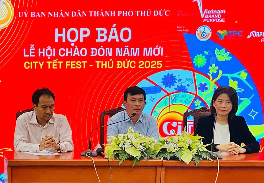 Phó Chủ tịch UBND TP Thủ Đức Nguyễn Kỳ Phùng thông tin tại buổi họp báo