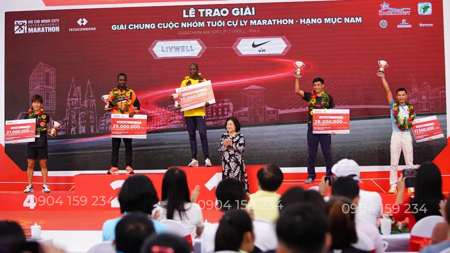 Lễ trao giải tại giải chạy Marathon Techcombank