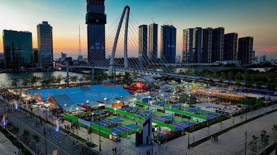 san tap pickleball ngoai troi tai cong vien bo song thu thiem