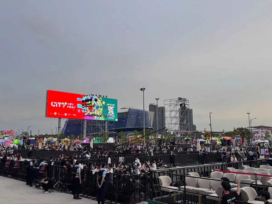 Dù chưa tới giờ đêm nhạc sáng đèn nhưng đã có rất đông khán giả có mặt để chờ đón City Tết Fest chính thức diễn ra